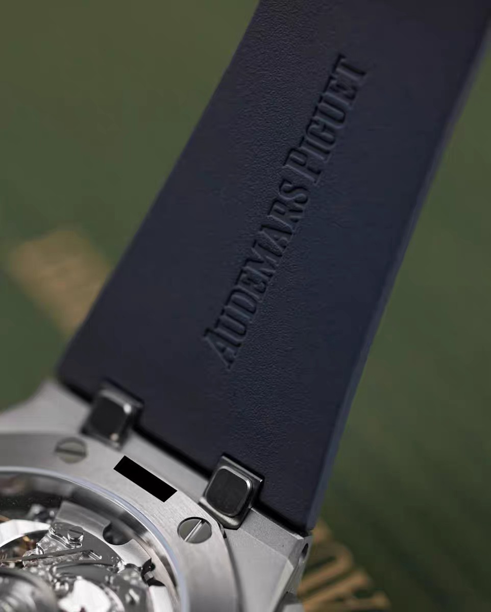 High Quality Replica Detail Shot